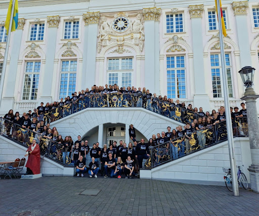 All exchange participants standing in front of the old Town Hall in Bonn.  The participantes of the exchange about to begin the 45th year.